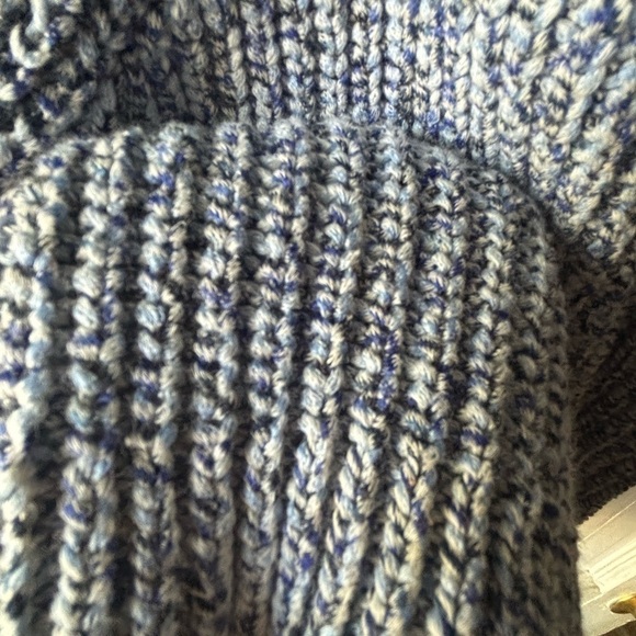 Willow & Clay Blue Sweater with Ribbed Knit and Scoop Neckline Size Medium - Picture 6 of 6